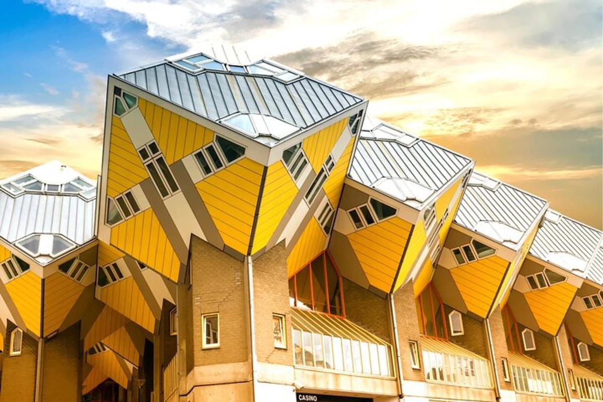 un edificio con specchi gialli ai lati