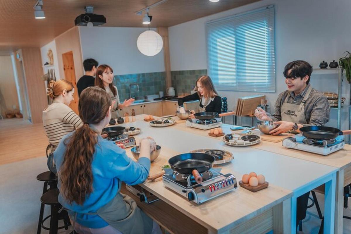 un gruppo di persone sedute attorno a un tavolo che preparano il cibo