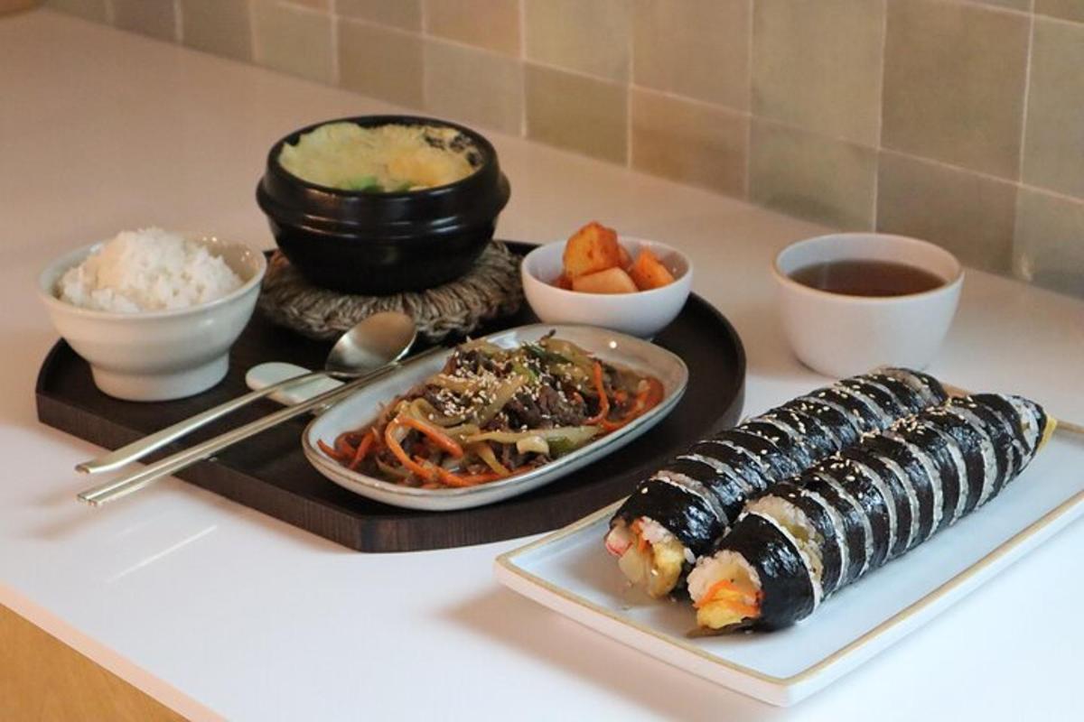 et brett med mat med sushi og ris på et bord
