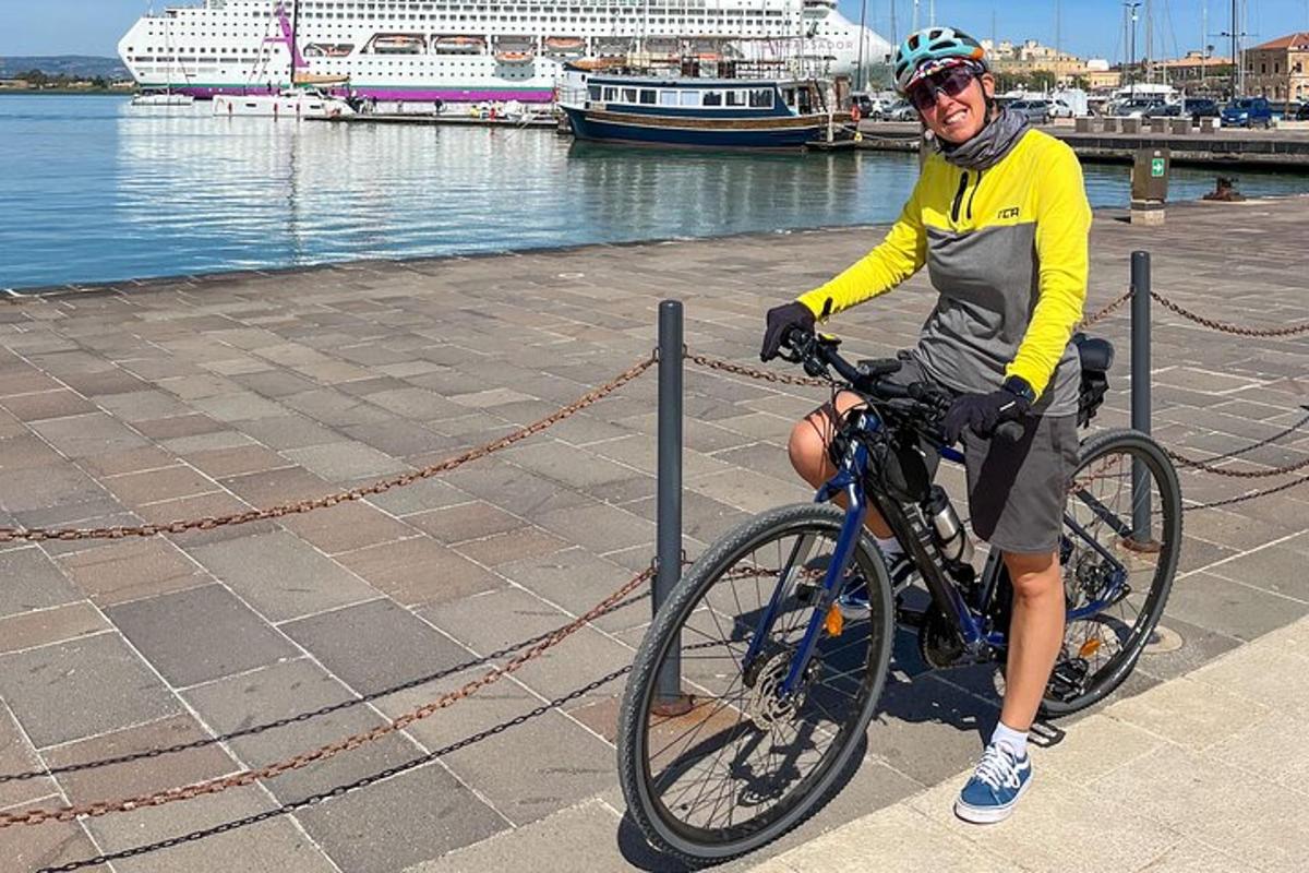 Un hombre andando en bicicleta junto a una valla