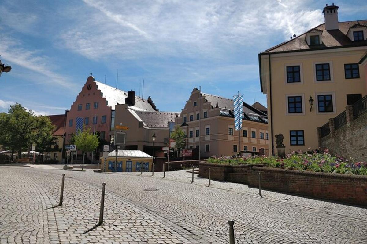 una calle adoquinada en un pueblo con edificios