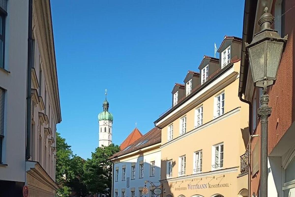 Una calle de la ciudad con una torre de reloj al fondo