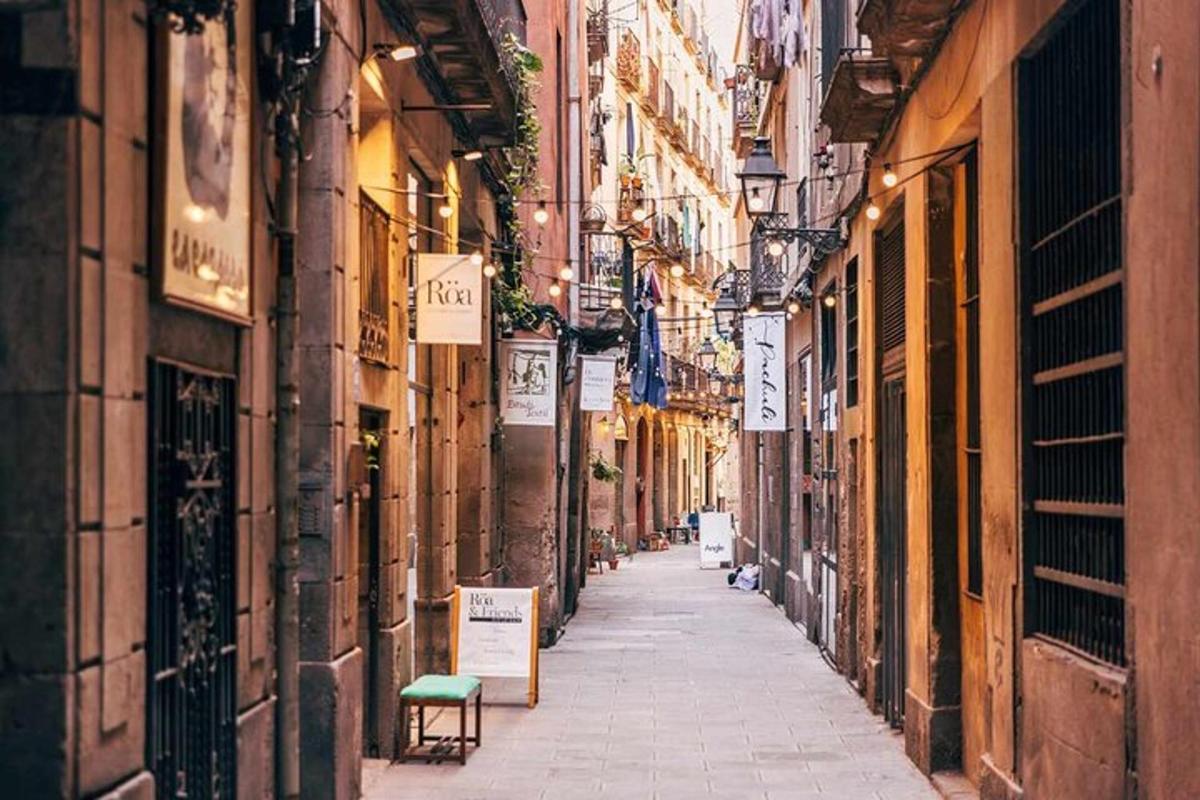 Un callejón estrecho con letreros a los lados de los edificios.