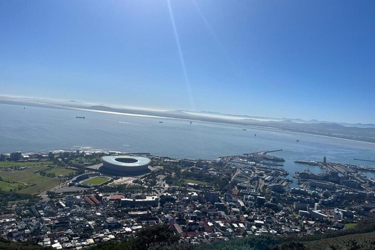 una vista aérea de una ciudad junto a un cuerpo de agua