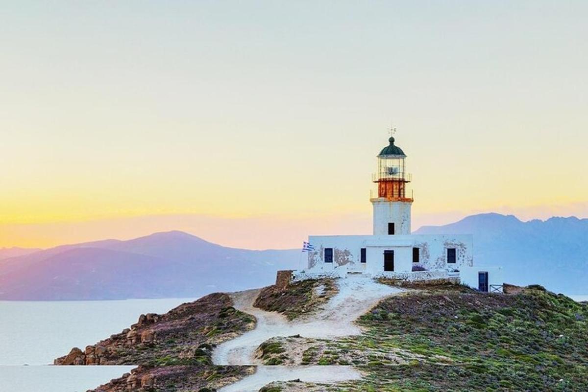 ένας φάρος στην κορυφή ενός λόφου στον ωκεανό