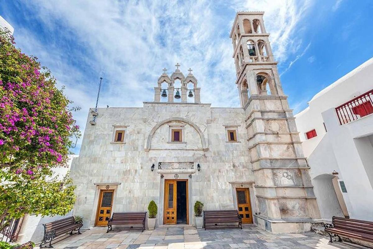 μια παλιά εκκλησία με παγκάκια μπροστά της