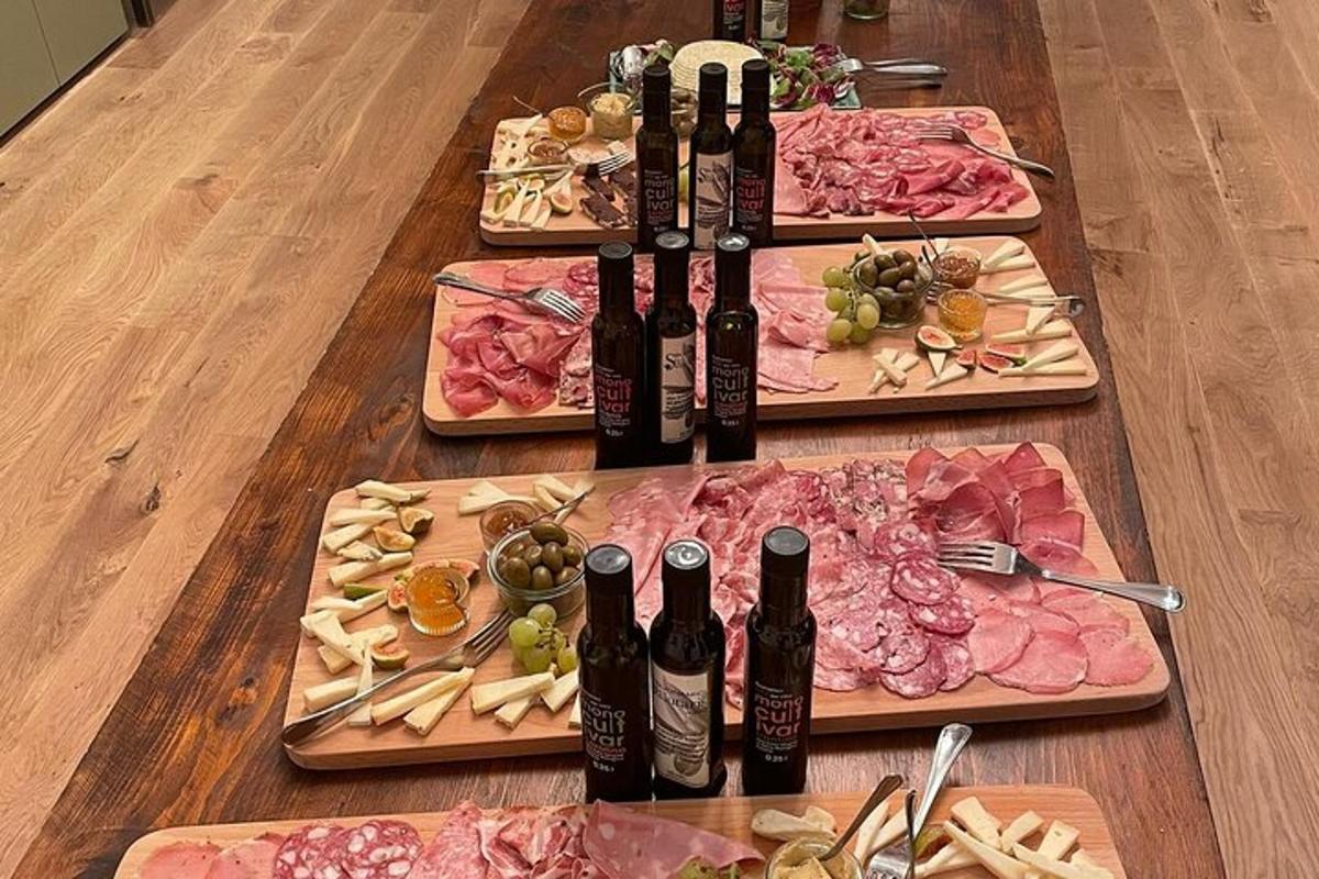 uma mesa coberta com pratos de comida e garrafas de vinho