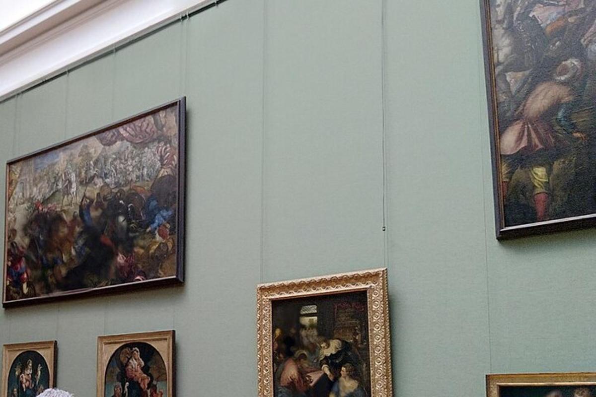 un grup de pintures en una paret d'un museu