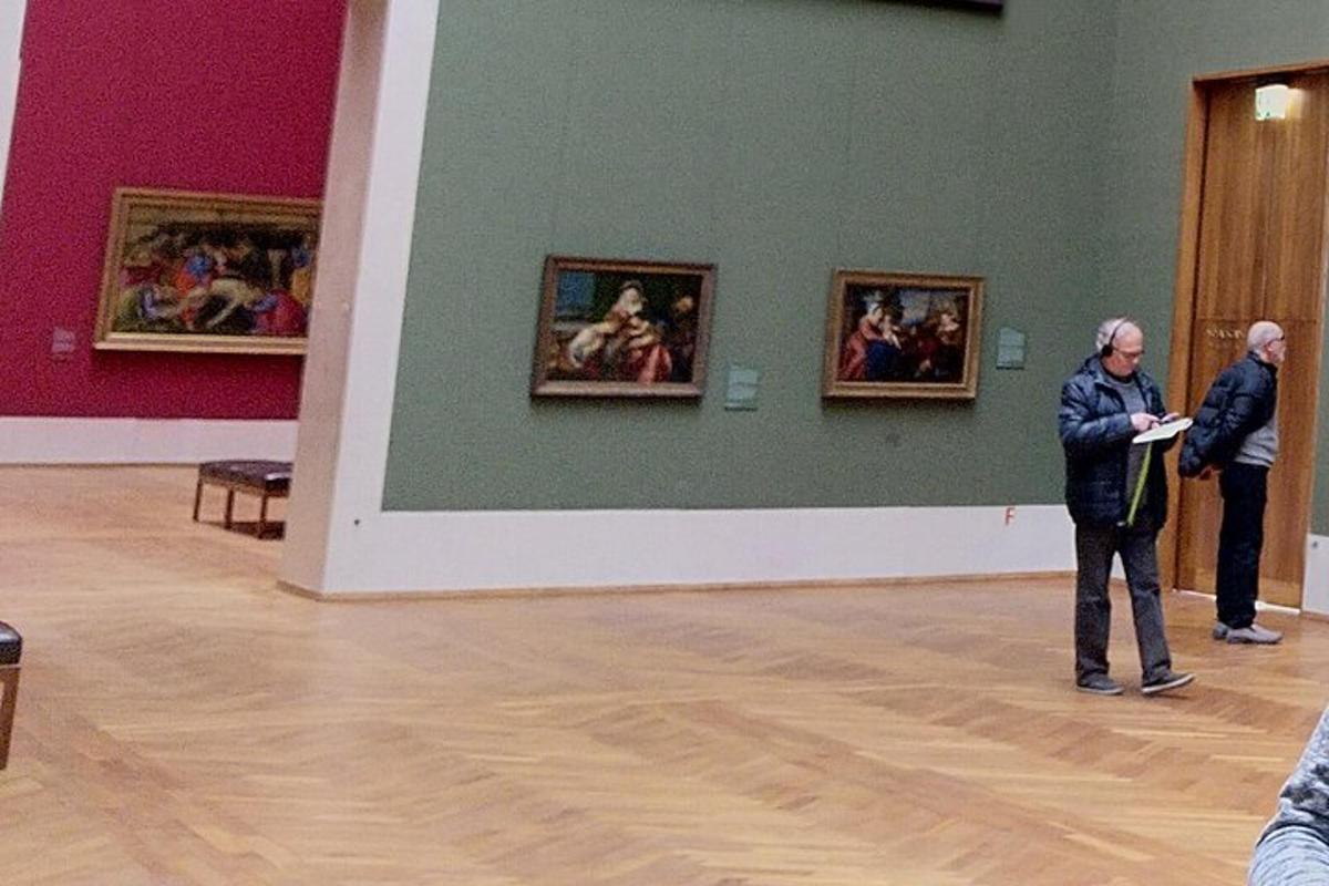 dues persones dretes en una galeria mirant quadres
