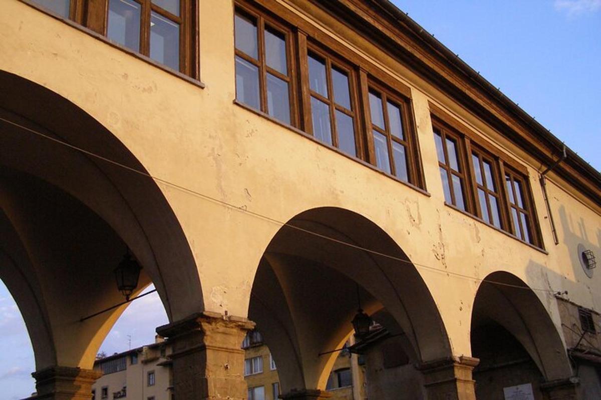budova s oblouky po stranách