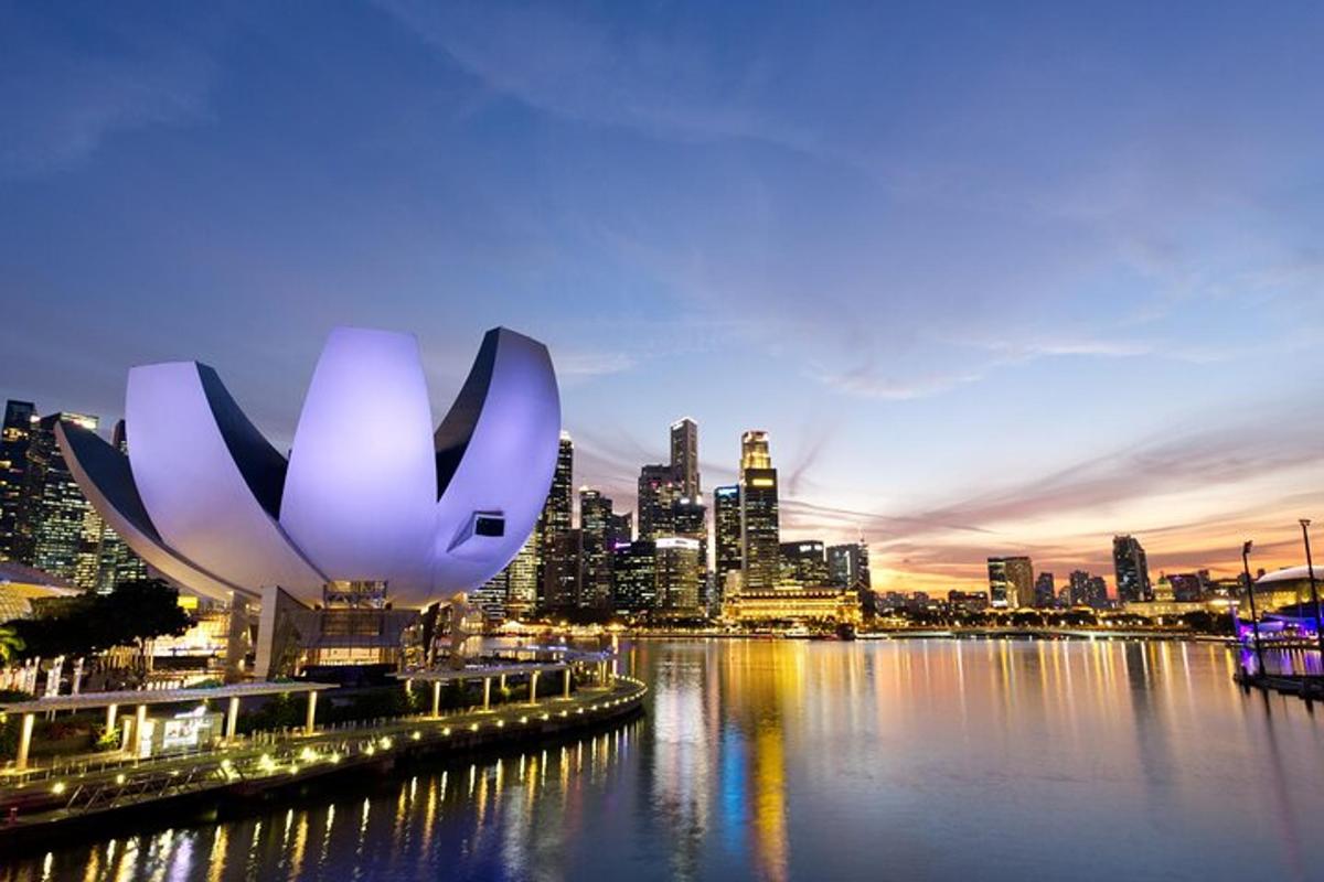 河流环绕的城市夜景