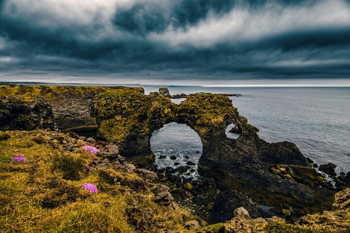 steinbogi við sjávarsíðuna