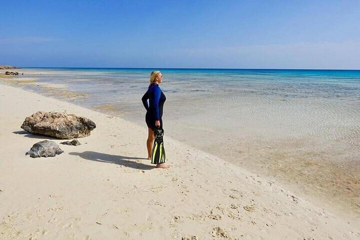 Una mujer parada en una playa cerca del océano
