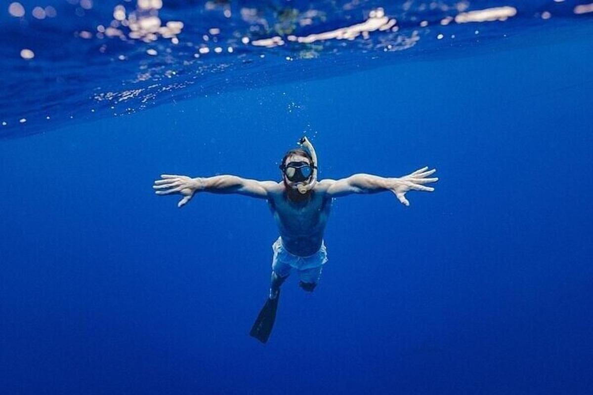 男が海の水で泳いでいる