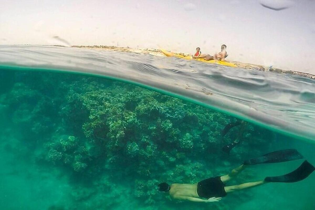 una persona nadando en el agua al lado de un barco