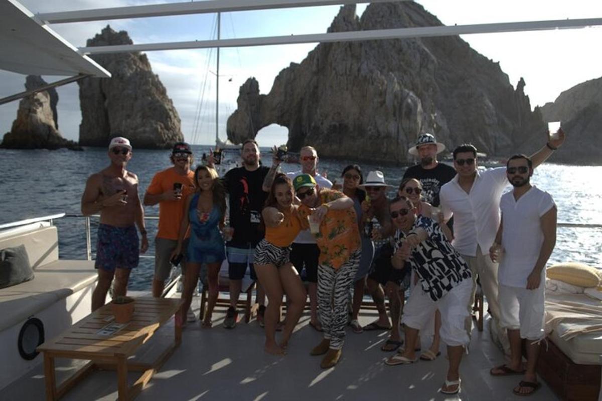 un gruppo di persone in posa per una foto su una barca