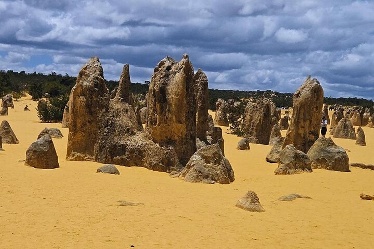 eine Gruppe großer Felsen in der Wüste