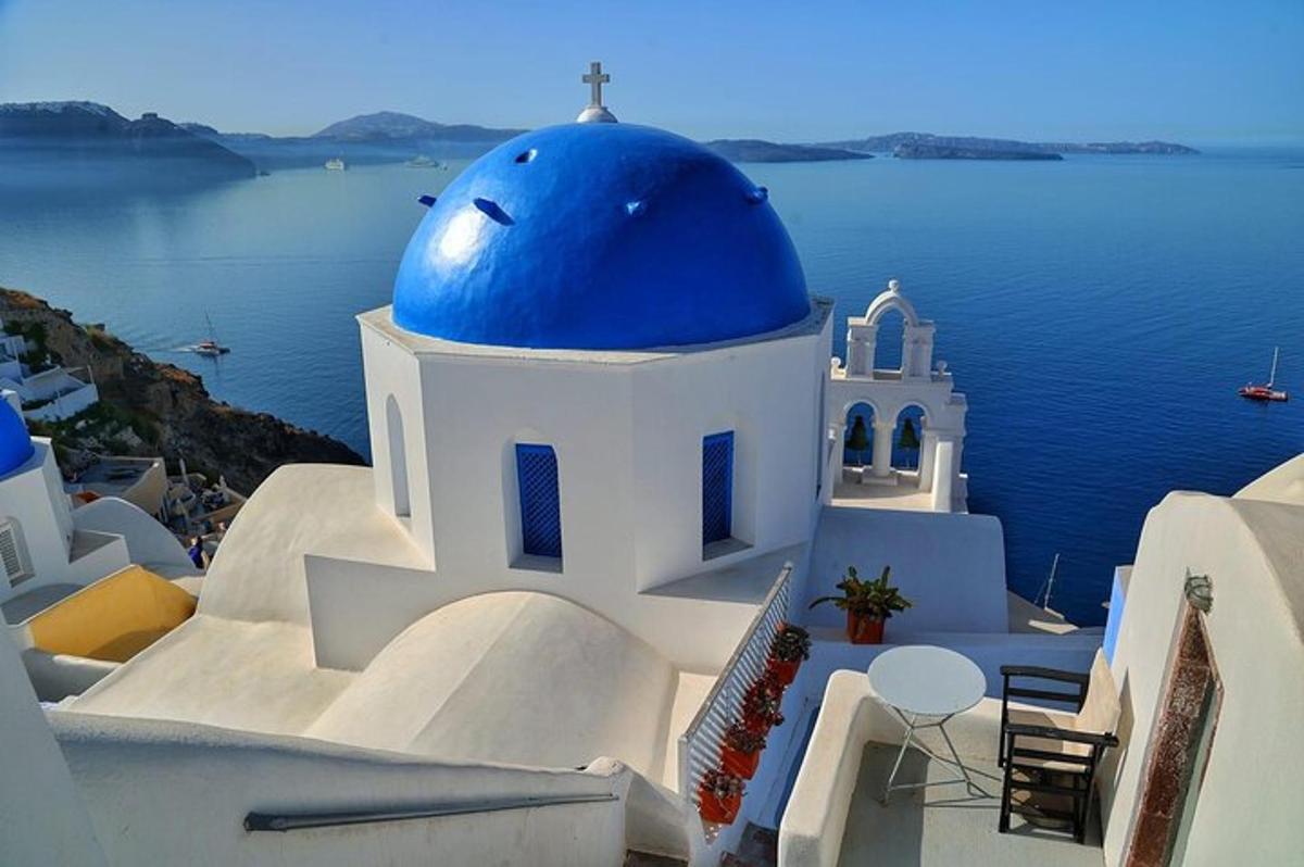 una iglesia con una cúpula azul en la parte superior de un edificio