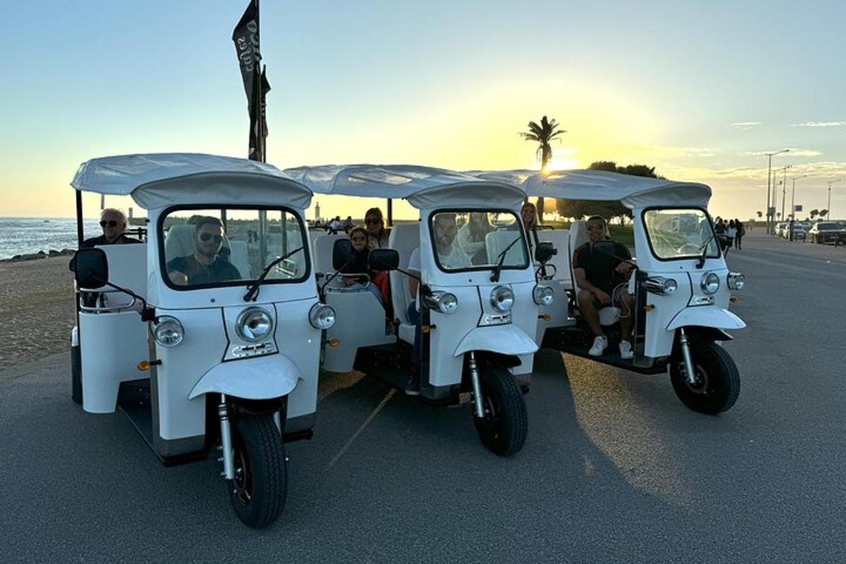 egy csoport ember motorkerékpáron és golfkocsin ül