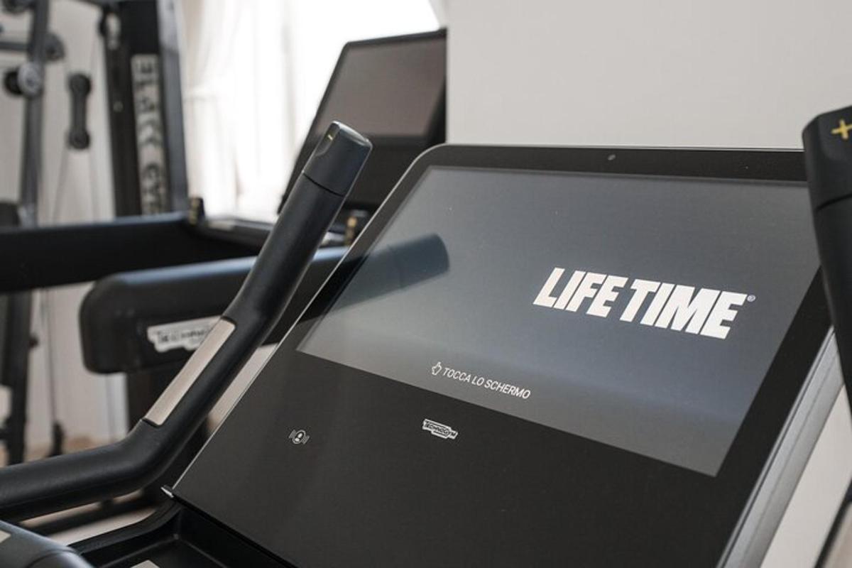 um laptop com as palavras "tempo de vida" escritas nele