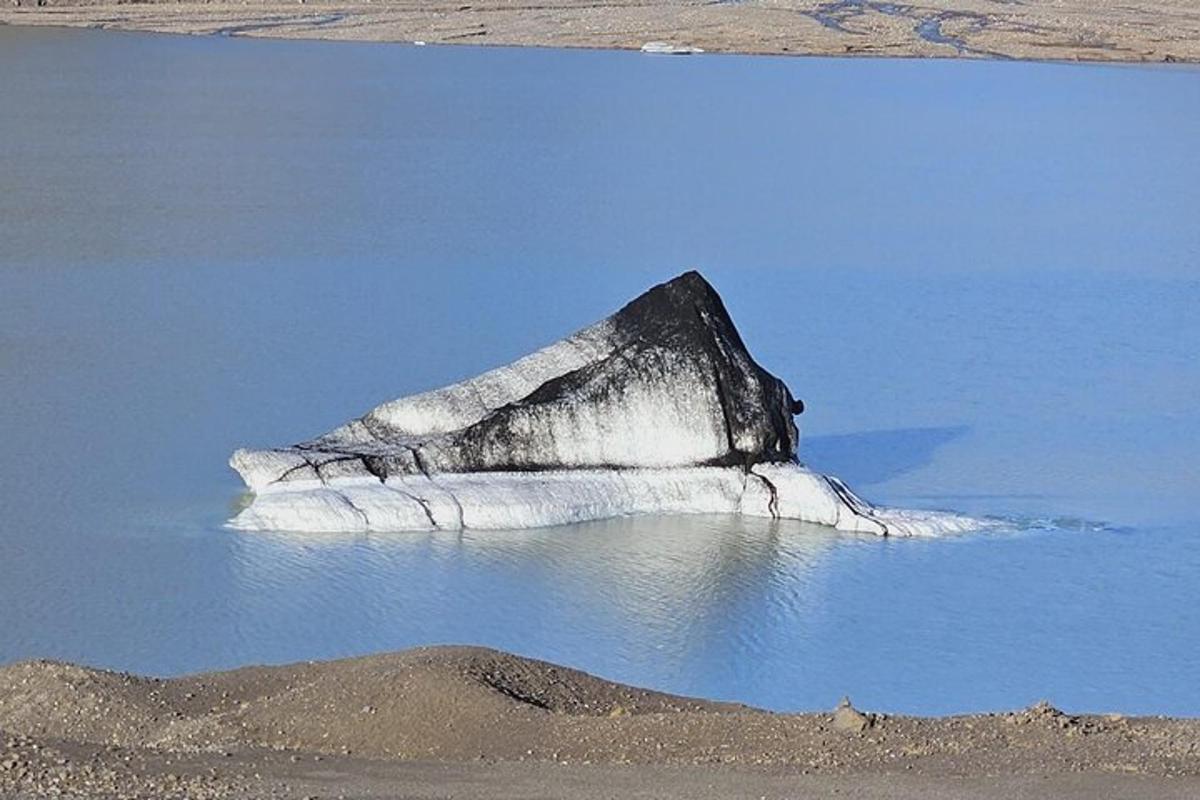 una roca que sobresale del agua