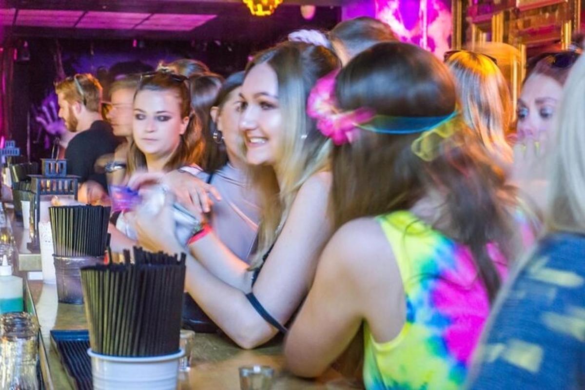un gruppo di giovani donne sedute al bar