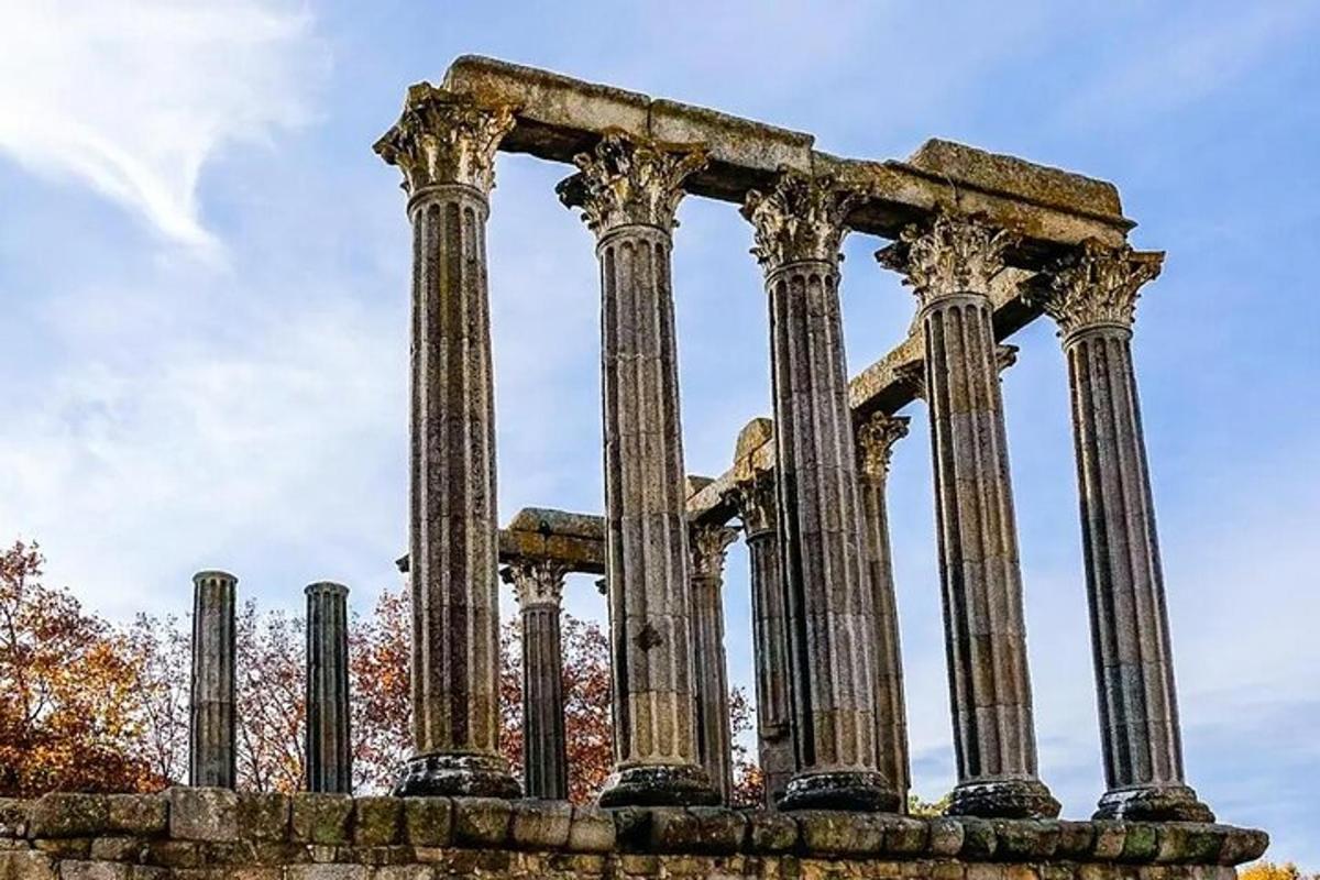 Un antiguo templo con columnas frente a un cielo azul.