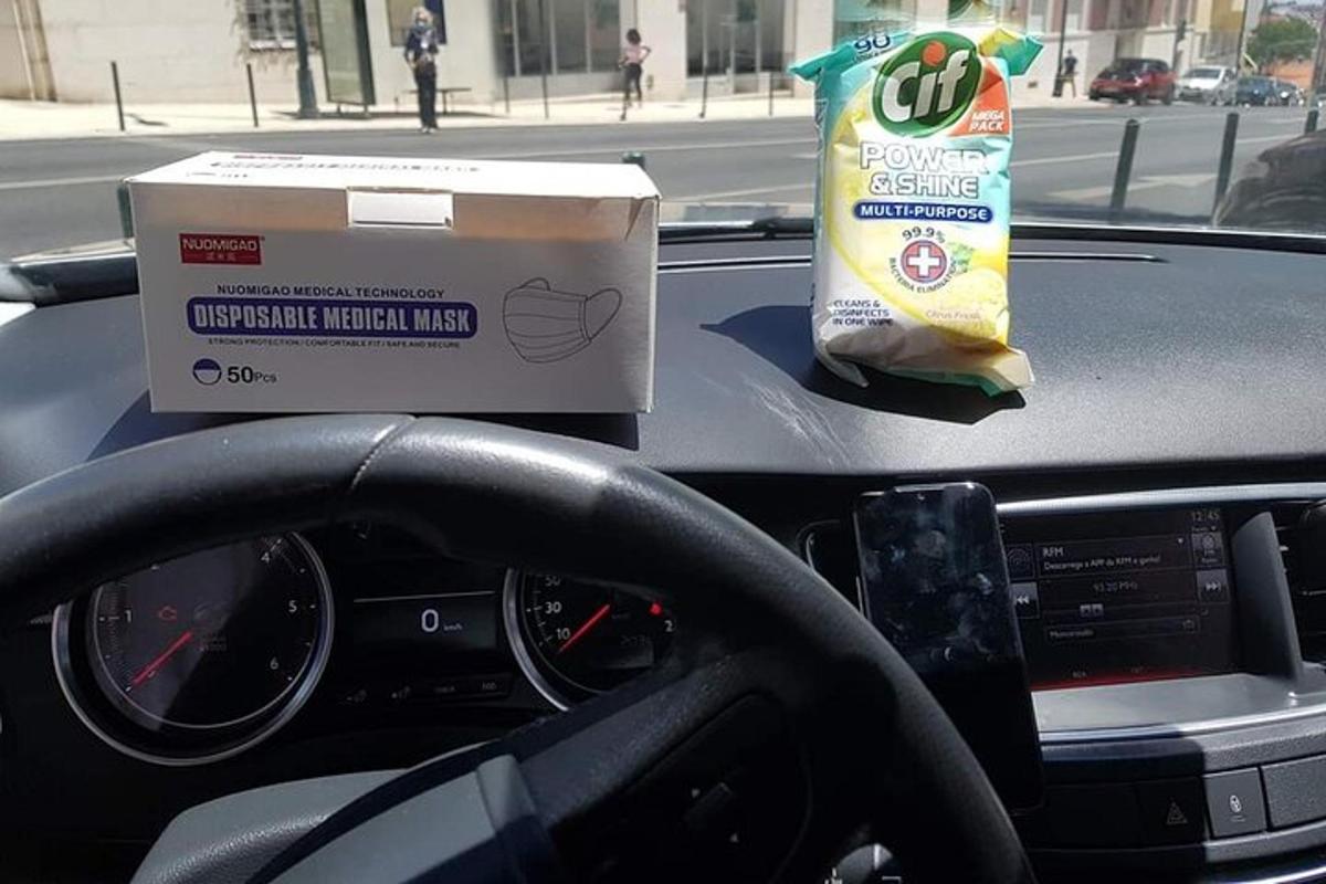 deska rozdzielcza samochodu z kartonem chipsów i pudełkiem na samochodzie