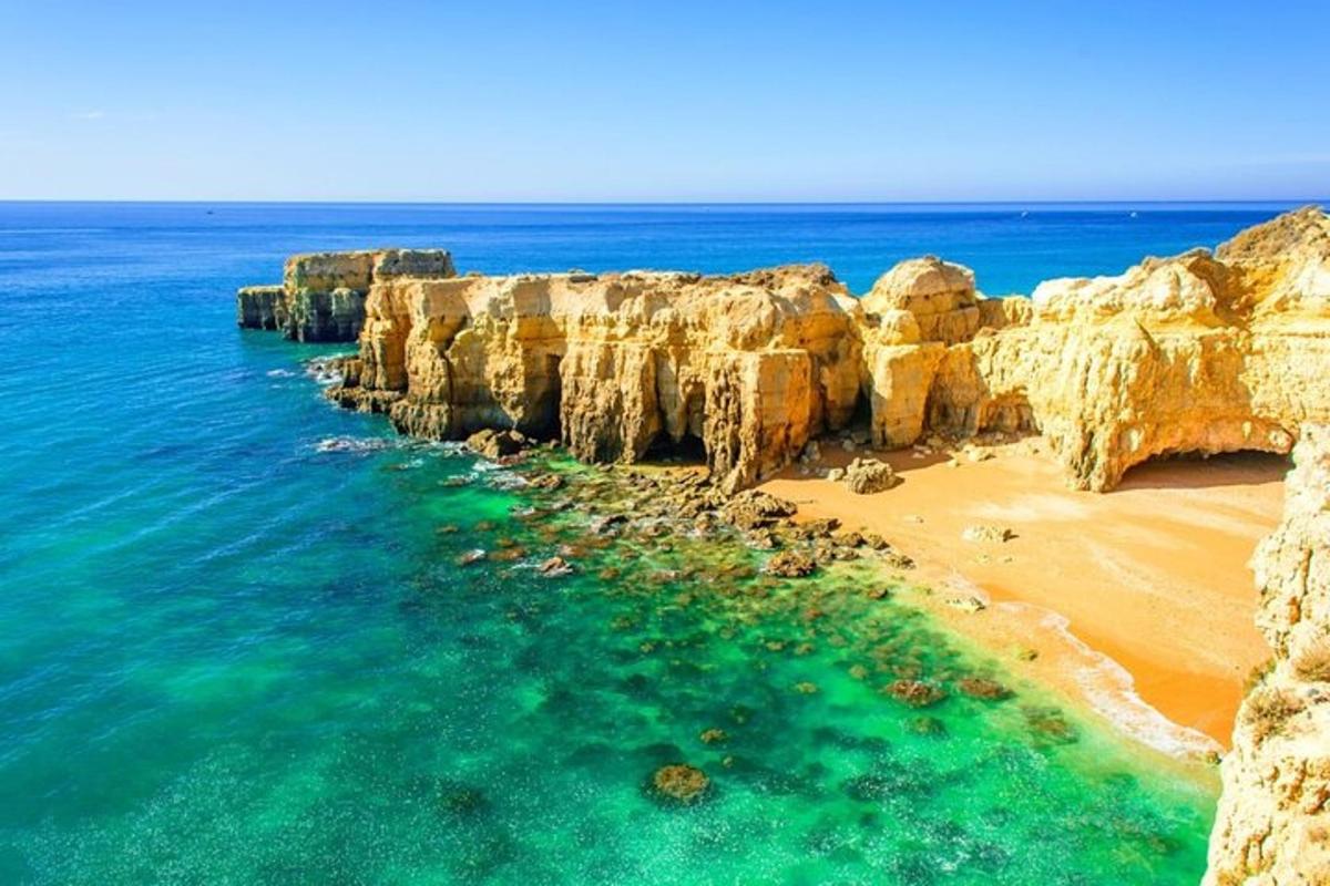 岩と海のあるビーチの景色