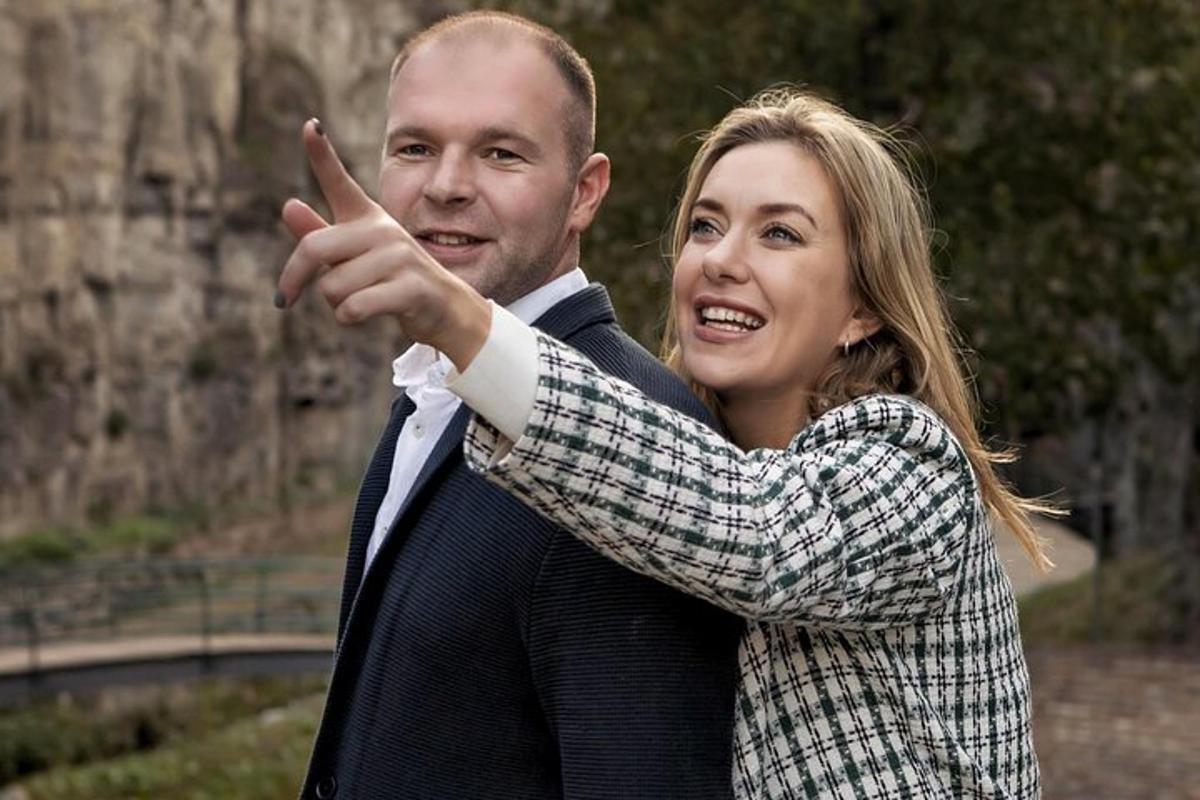 moški in ženska pozirata za sliko