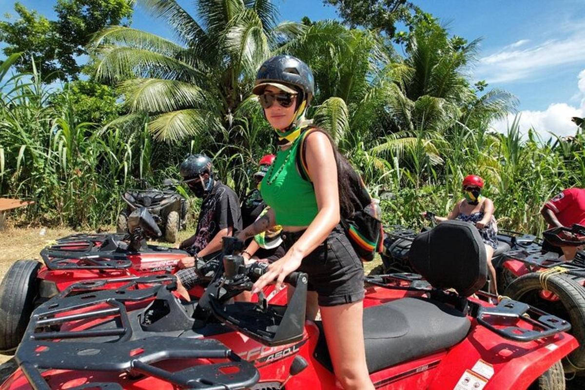 žena stojí na červené motorce