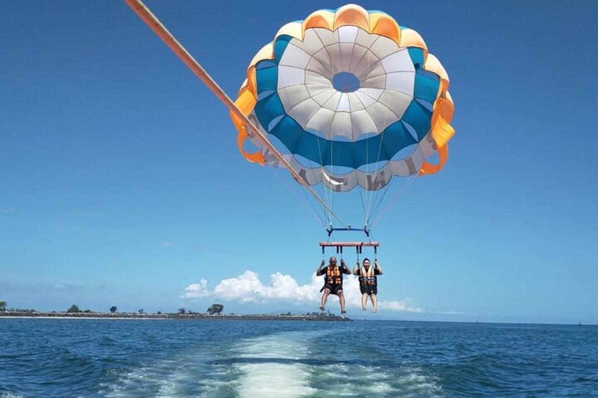 due persone stanno volando su una mongolfiera sopra l'acqua