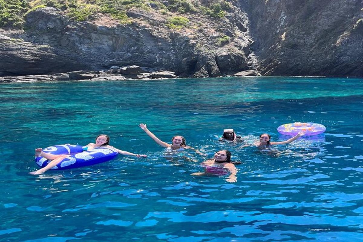 μια ομάδα ανθρώπων που κολυμπούν στο νερό