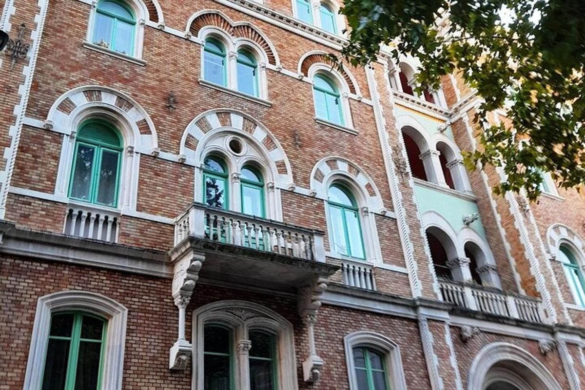 suur telliskivihoone rõduga