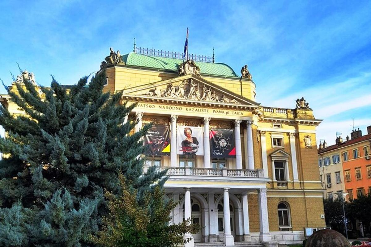 hoone, mille ees on jõulupuu