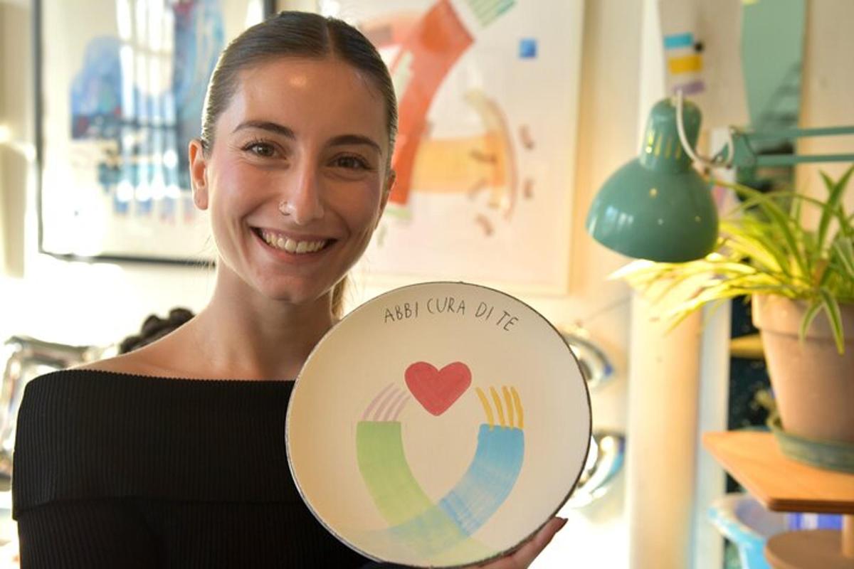 uma mulher segurando um frisbee com um coração