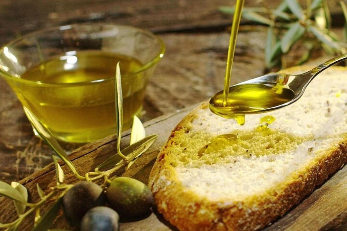 lžíce oleje na kousku chleba a šálek čaje