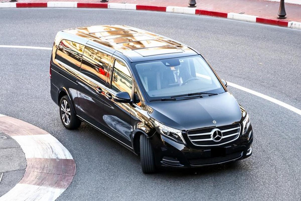ένα μαύρο και χρυσό SUV που οδηγεί σε έναν δρόμο