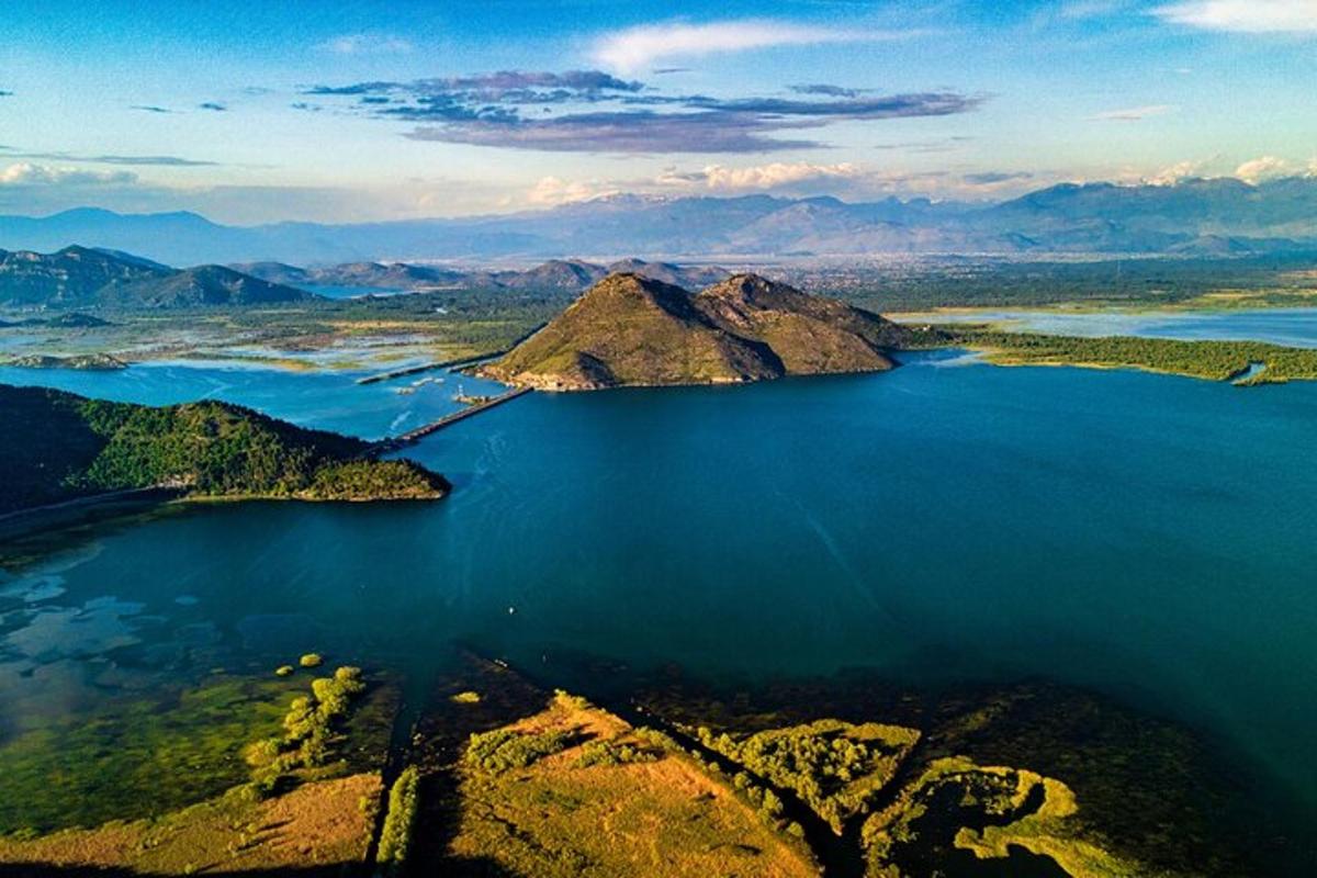 uma vista aérea de um grande corpo de água