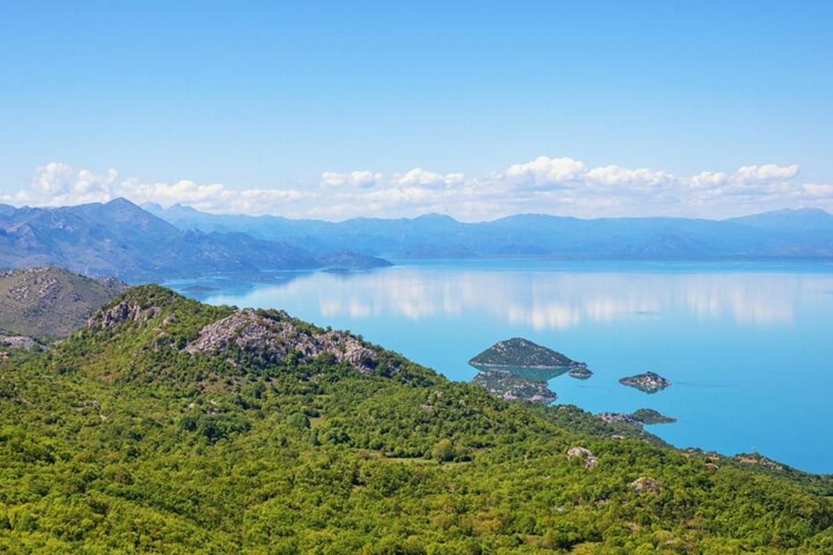 θέα σε ένα μεγάλο υδάτινο σώμα με βουνά