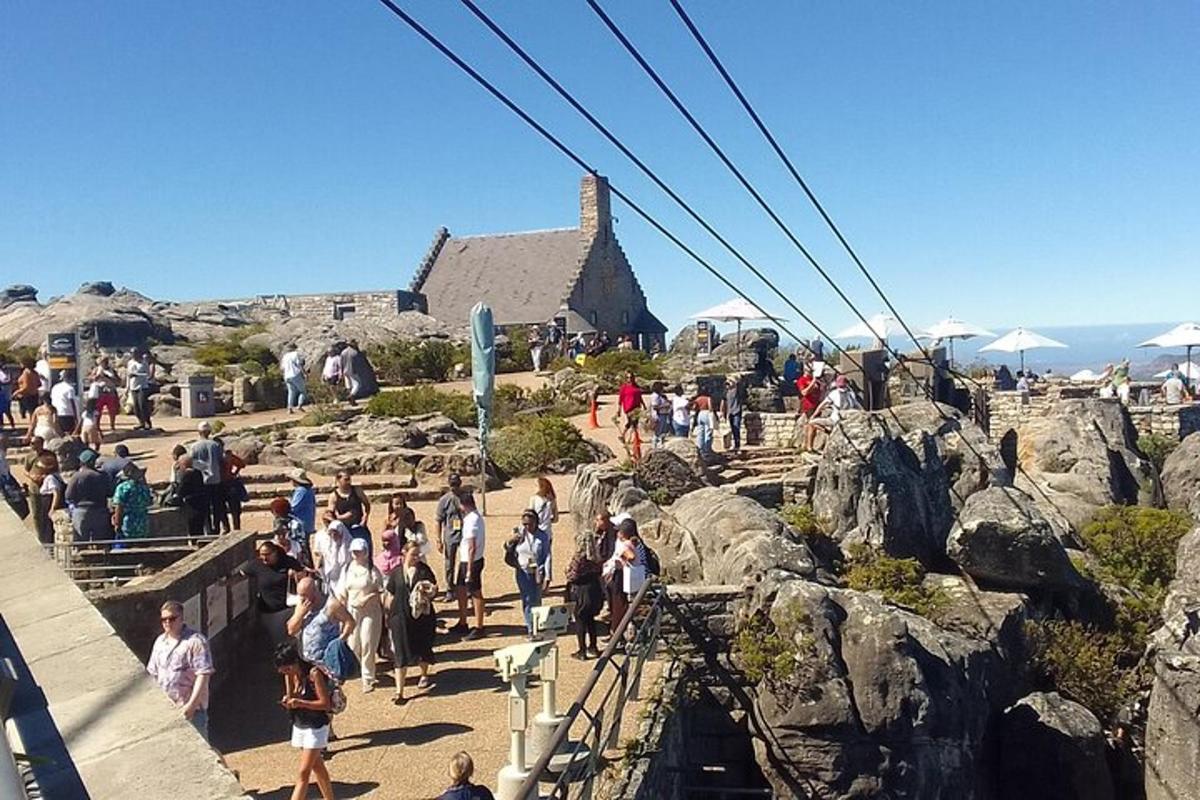 Una multitud de personas caminando por las escaleras de una montaña.
