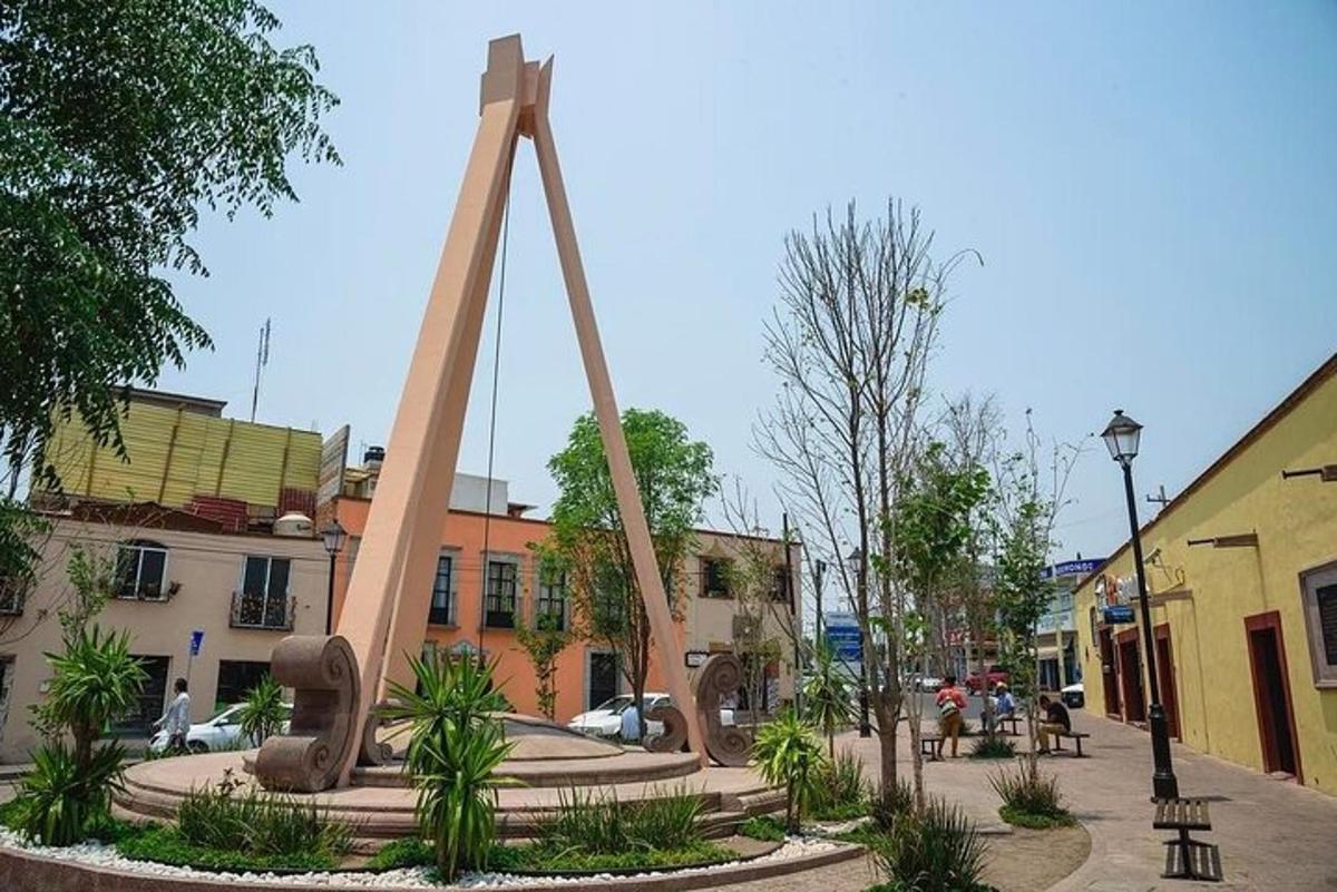 o statuie în mijlocul străzii