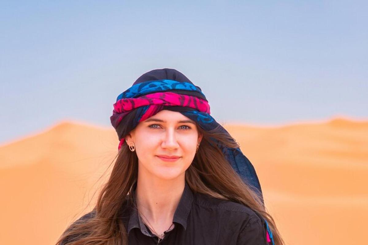 uma mulher usando um turbante no deserto