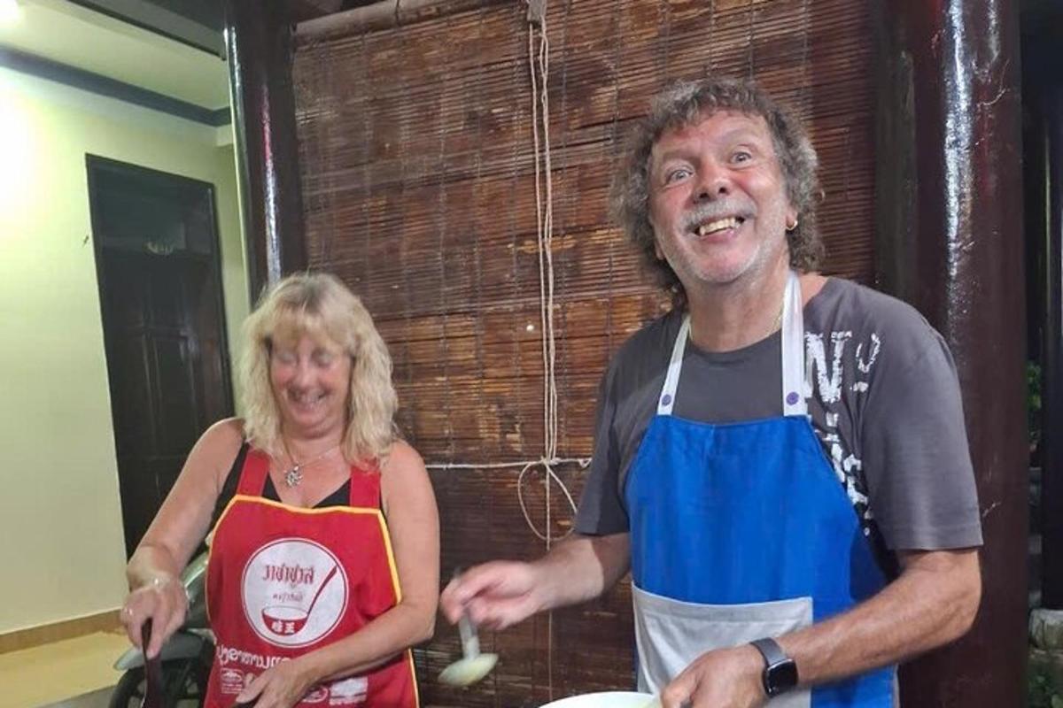 moški in ženska stojita v kuhinji