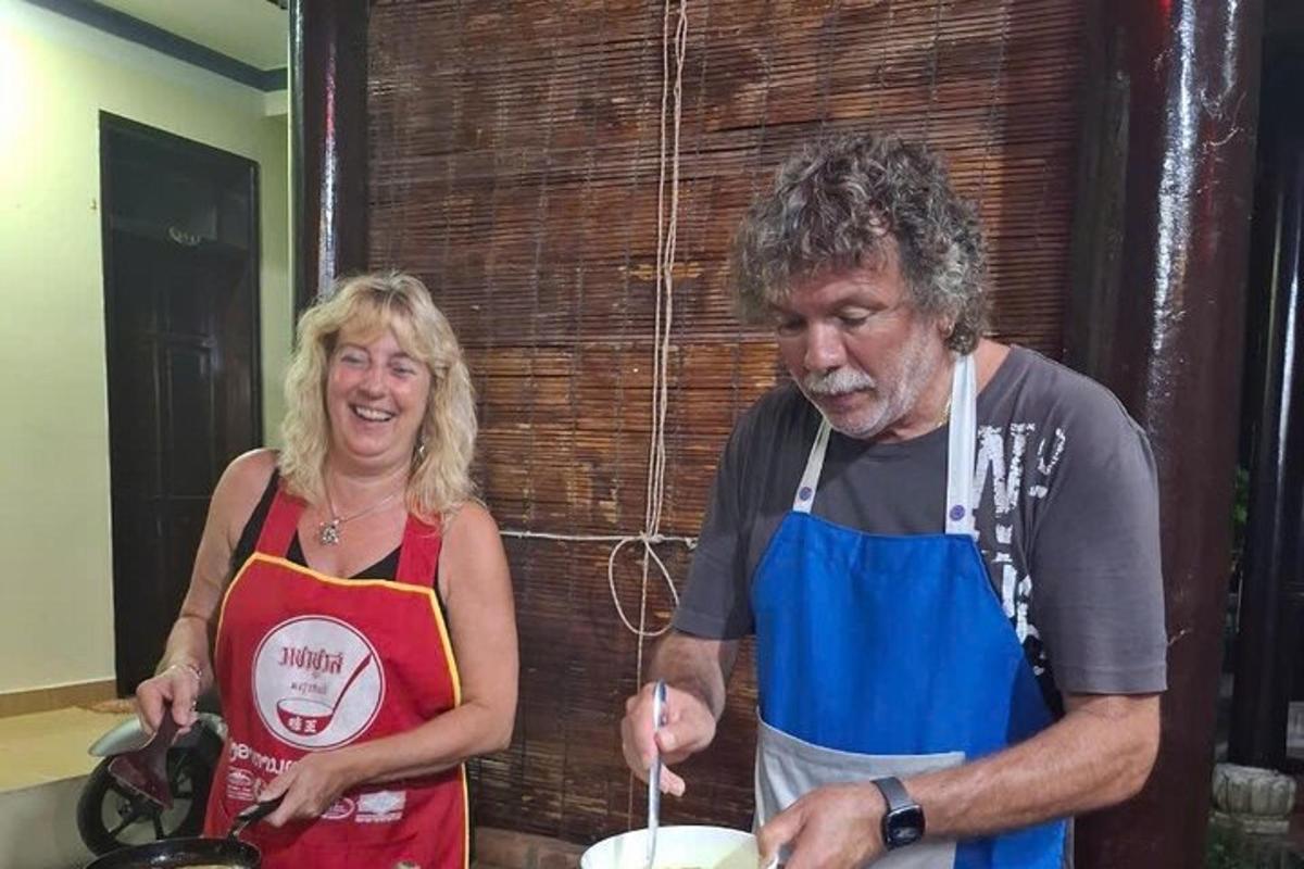 muž a žena v kuchyni připravují jídlo