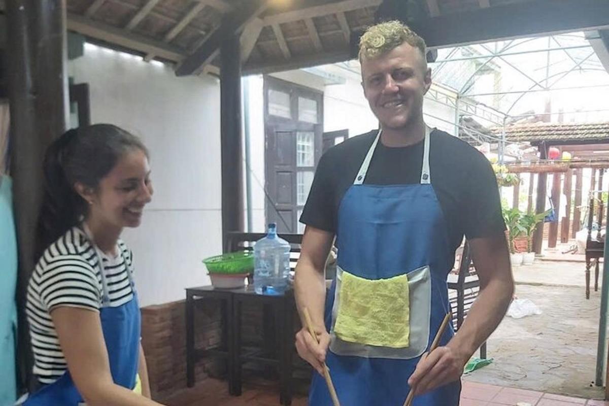 žena stojící vedle muže v zástěře