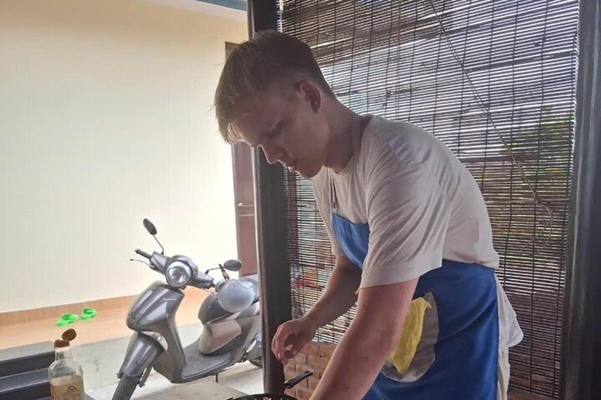 moški stoji pred motorjem