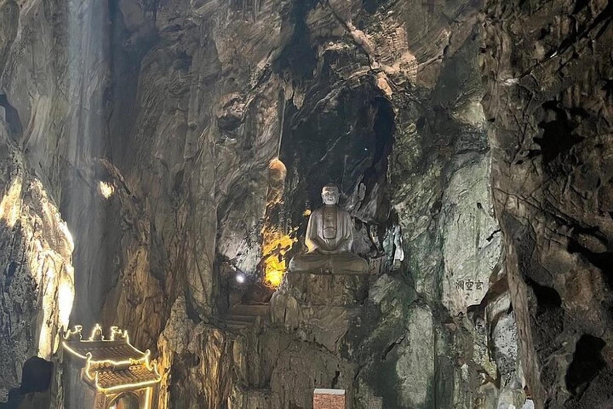 uma estátua no meio de uma caverna