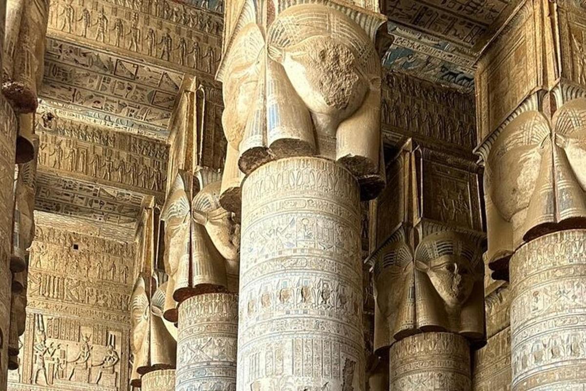 un grup de columnes en un edifici amb escrits a les parets