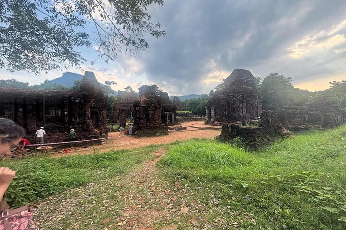 un camino que conduce a un templo en un campo